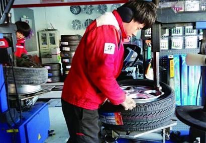 橡膠價(jià)格下挫輪胎爭(zhēng)相降價(jià)業(yè)內(nèi):明年還要跌